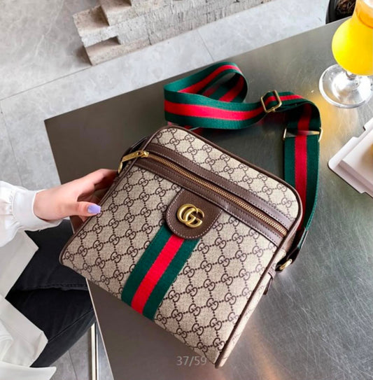 "Bolso Crossbody", "Monograma", "GG" y "Correa Tricolor".